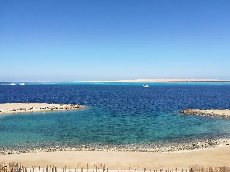 Plaża nad Morzem Czerwonym w Hurghadzie