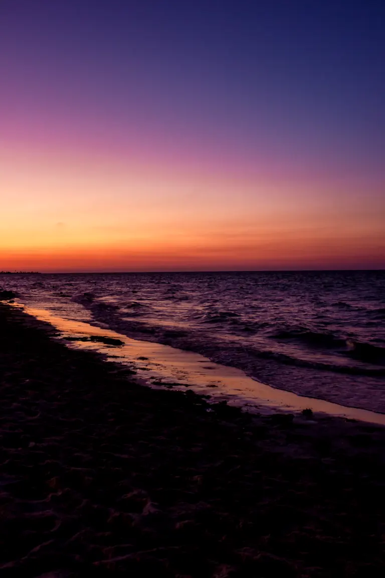 Zachód słońca nad plażą na Djerbie