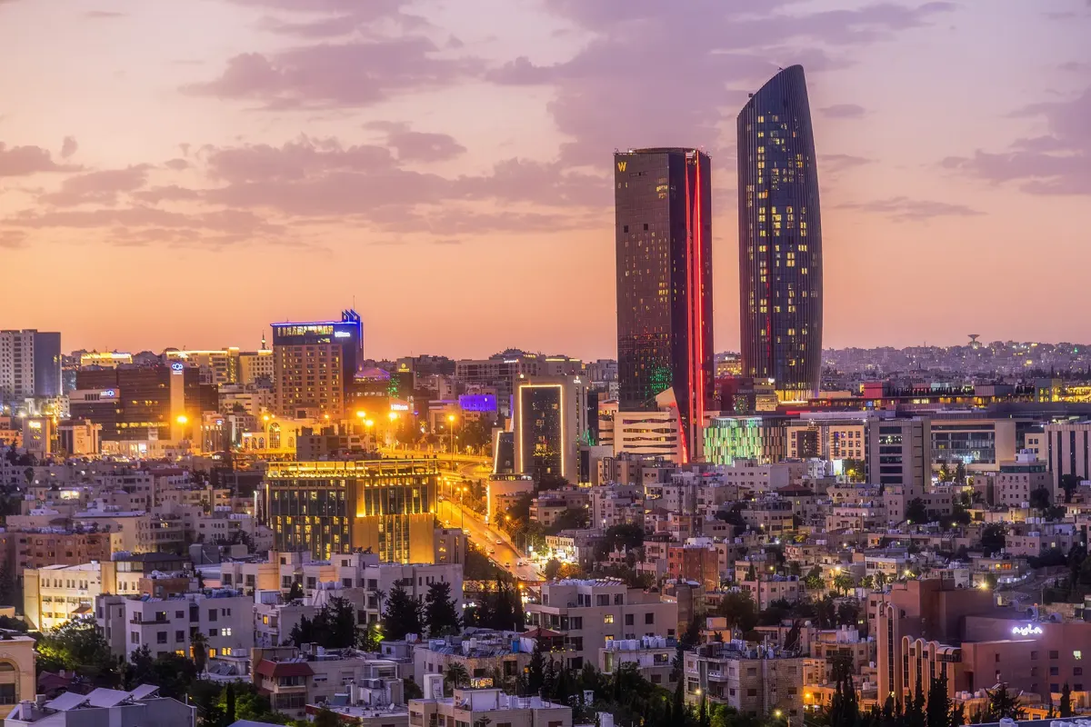 Panorama Ammanu w Jordanii o zachodzie słońca