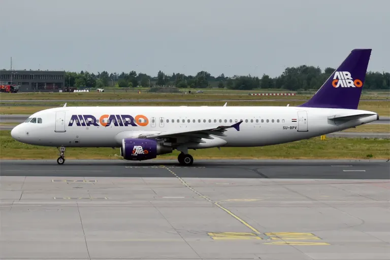 Airbus A320 linii Air Cairo na lotnisku
