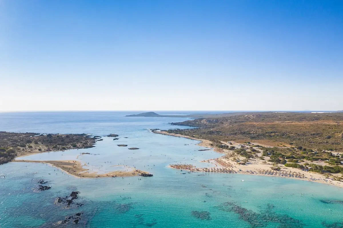 Plaża Elafonisi i laguna na Krecie widziane z góry