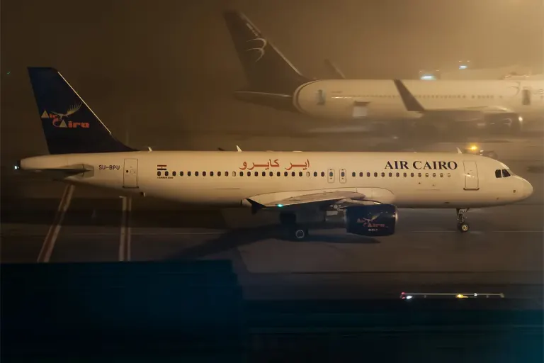 Samolot Air Cairo Airbus A320 podczas kołowania