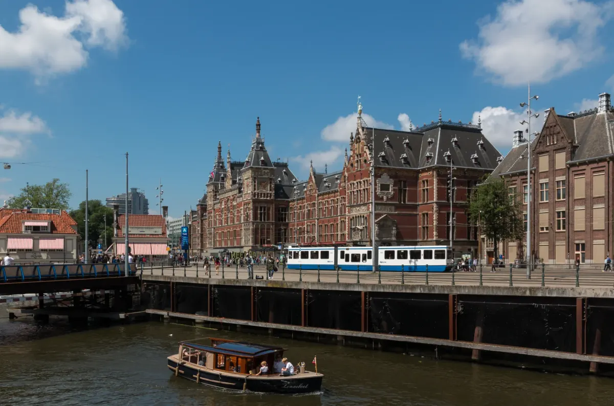 Dworzec Amsterdam Centraal z tramwajem przed budynkiem