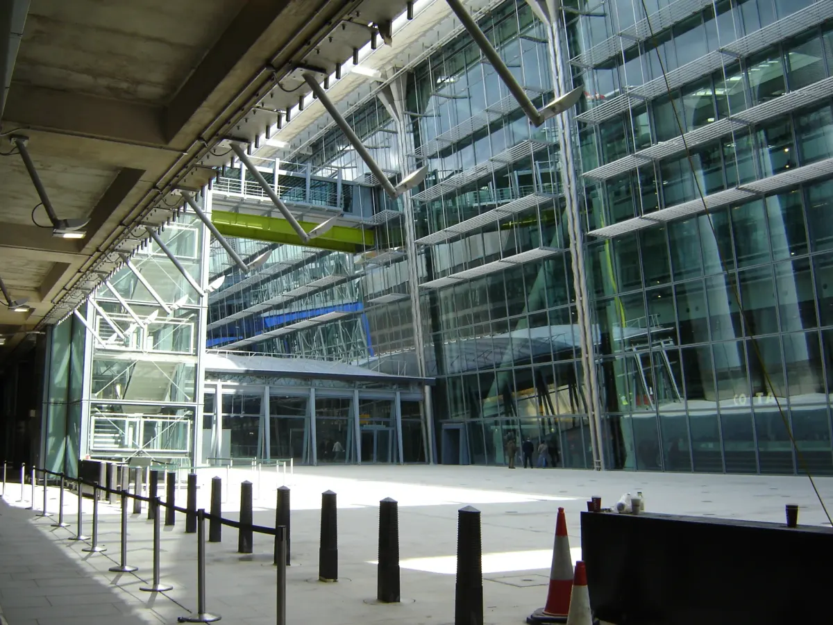 Zewnętrzna część Terminalu 5 lotniska Heathrow w Londynie