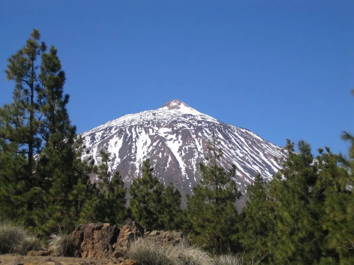 Wulkan Teide na Teneryfie ponad chmurami