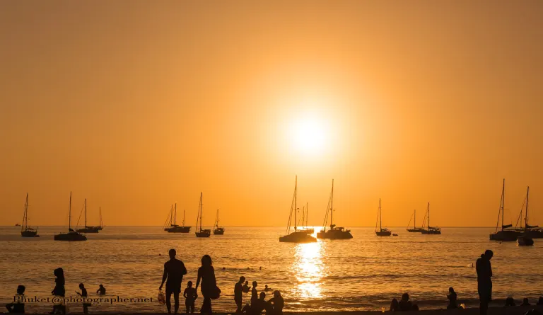Zachód słońca na plaży Nai Harn na Phuket