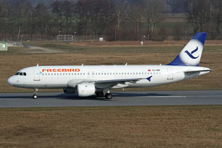 Bagaż w Freebird Airlines na czarterze do Turcji — podręczny, rejestrowany i nadbagaż