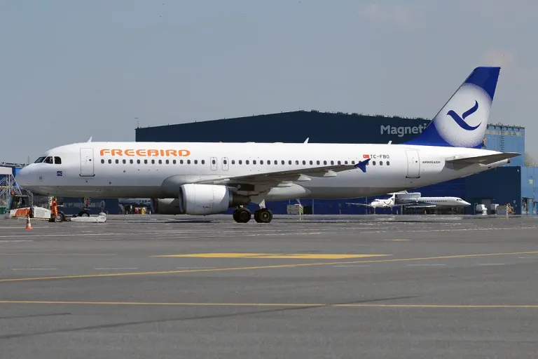 Samolot Freebird Airlines na płycie lotniska