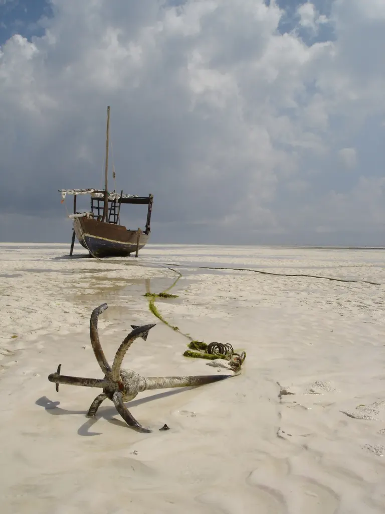 Łódź dhow na plaży na Zanzibarze