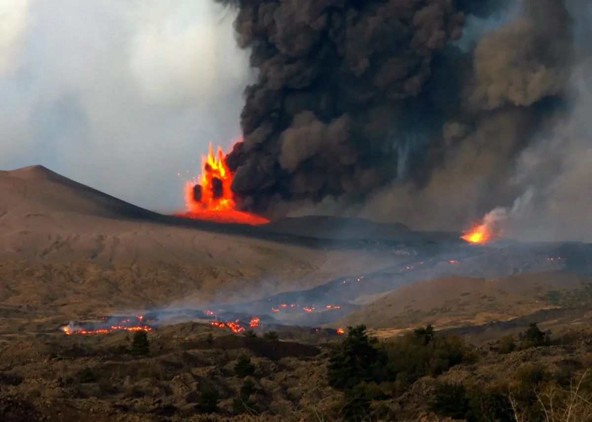 Archiwalne zdjęcie erupcji Etny na Sycylii