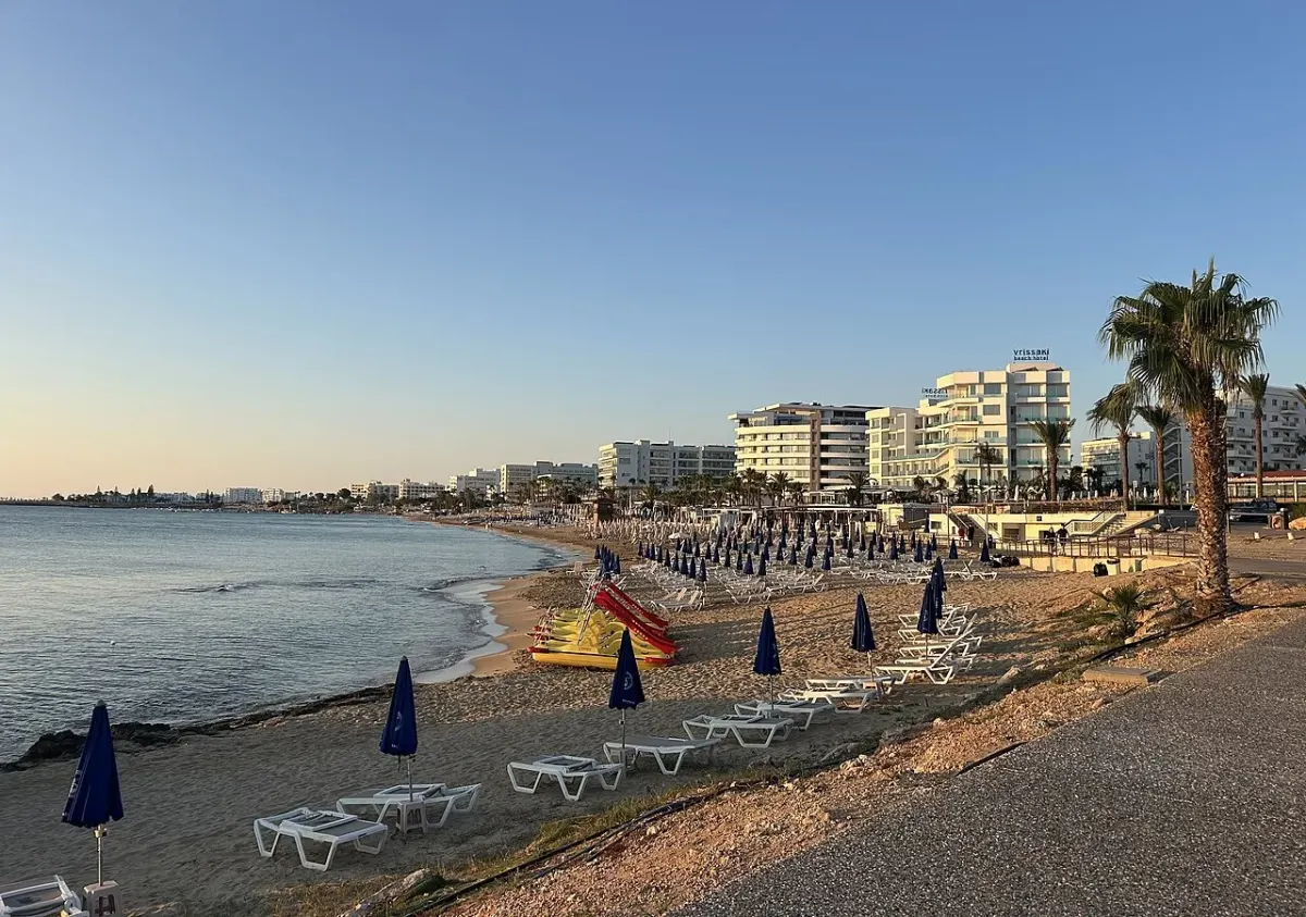 Plaża w Protaras na Cyprze latem
