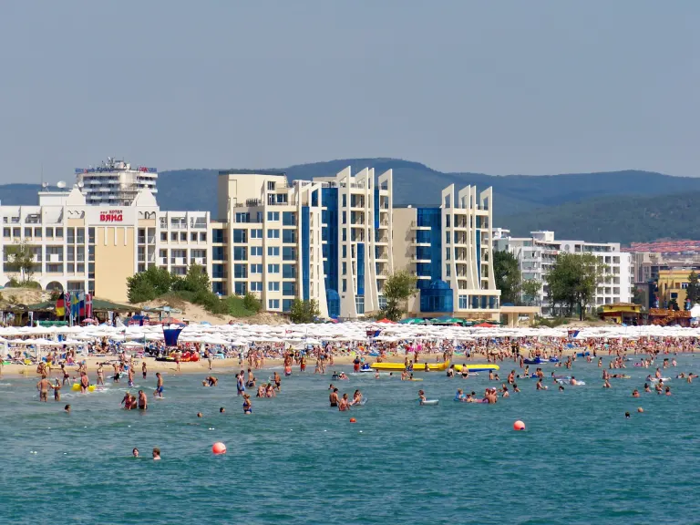 Plaża i zabudowa Słonecznego Brzegu w Bułgarii
