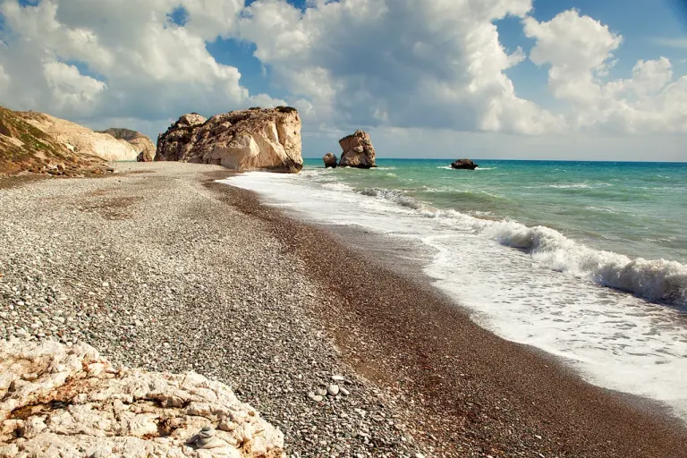 Petra tou Romiou, czyli Skała Afrodyty na Cyprze jesienią