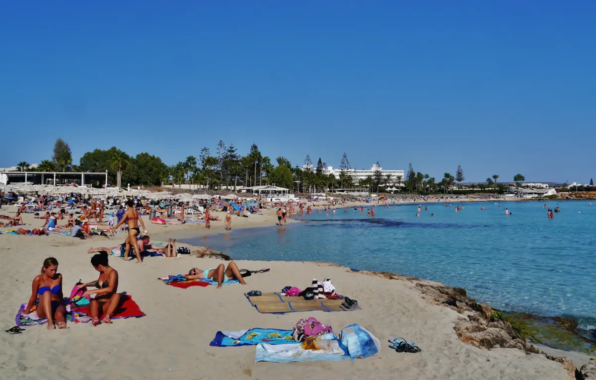 Nissi Beach w Ayia Napie na Cyprze we wrześniu