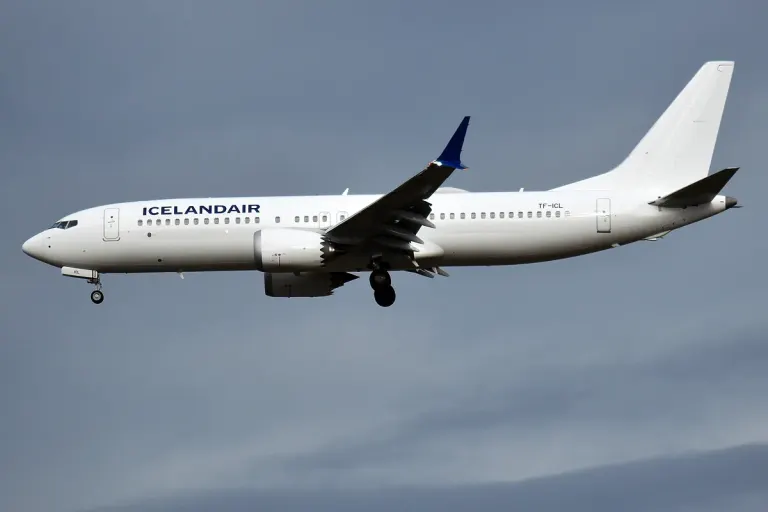 Boeing 737 MAX 8 linii Icelandair na lotnisku Keflavík