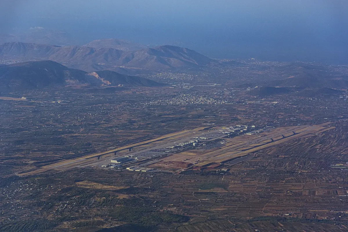 Widok z lotu ptaka na terminal i drogi startowe lotniska w Atenach; fot. Apaleutos25, CC BY-SA 4.0