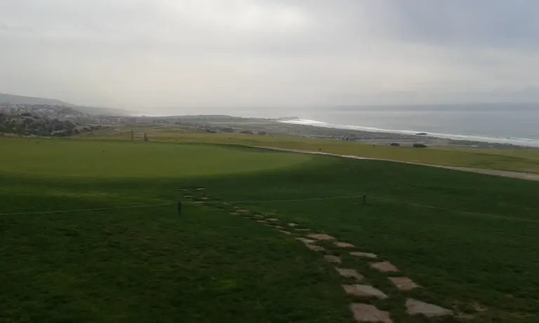 Wybrzeże i resort przy plaży w Taghazout
