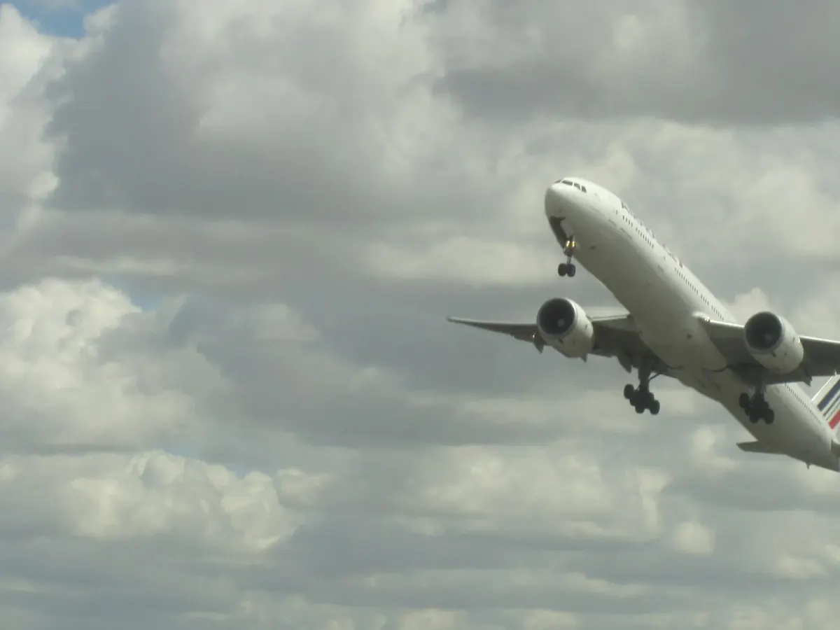 Samolot Air France startujący z lotniska Paris-Charles de Gaulle, zdjęcie ilustracyjne z 2022 roku