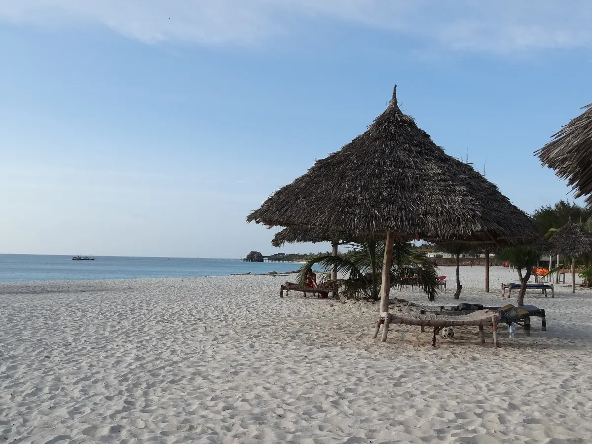 Plaża przy hotelu w Kendwie na Zanzibarze