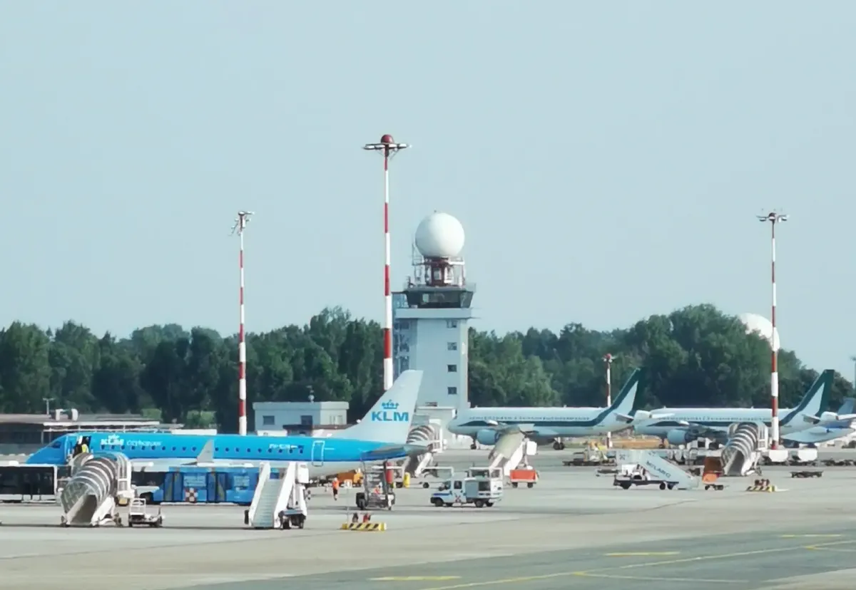 Wieża kontroli ruchu lotniczego na lotnisku Mediolan-Linate; zdjęcie archiwalne z 2021 roku