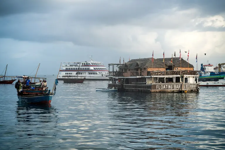 Pływająca restauracja w porcie na Zanzibarze