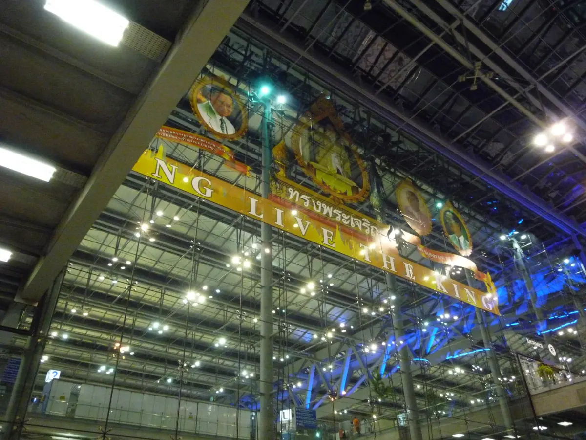 Fasada terminalu lotniska Suvarnabhumi w Bangkoku nocą — zdjęcie archiwalne