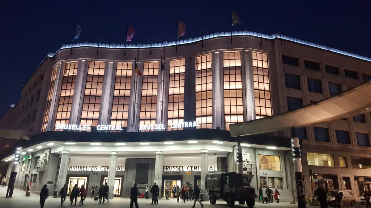 Oświetlony budynek dworca Brussels-Central w Brukseli wieczorem