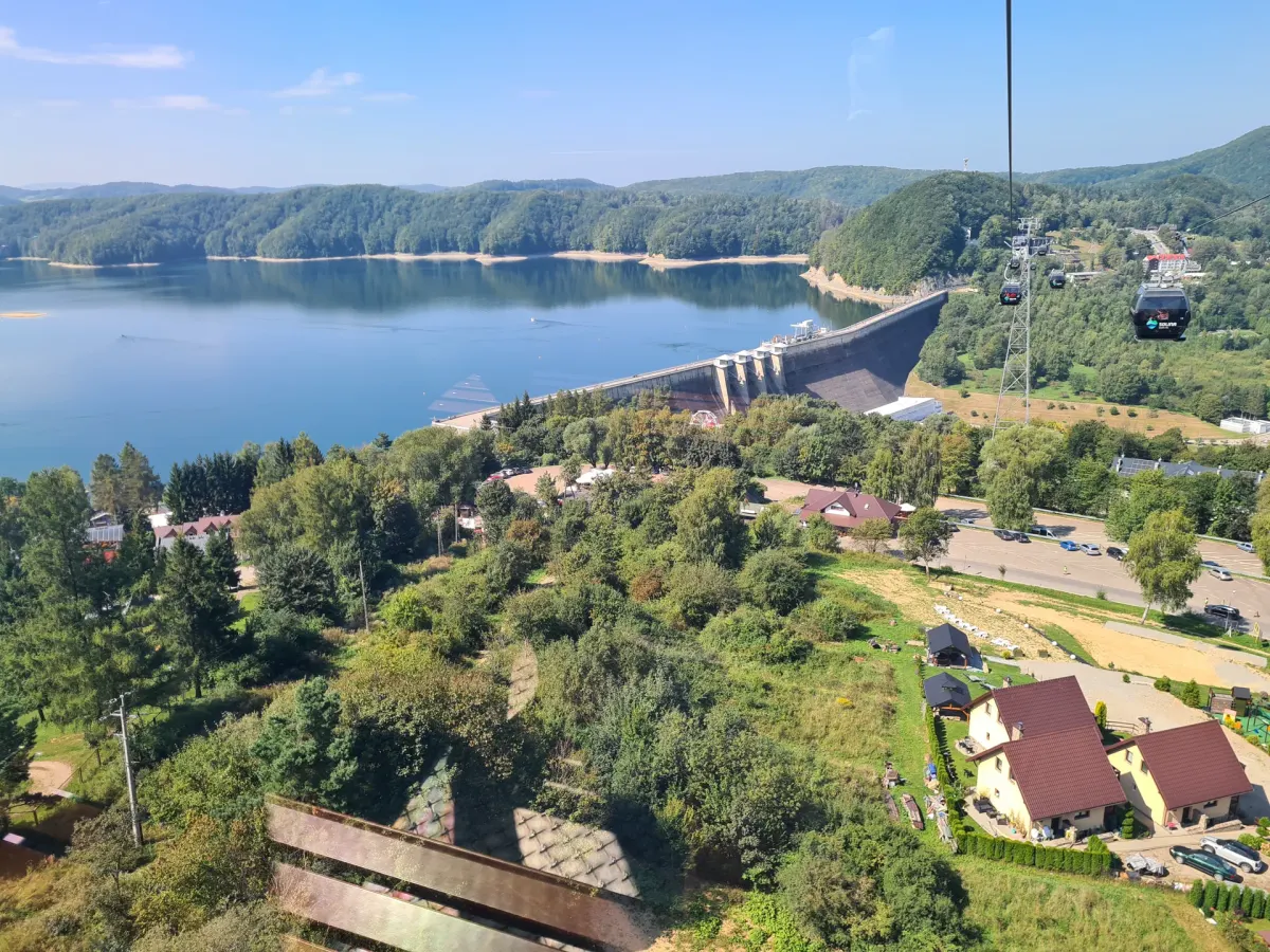 Zapora i Jezioro Solińskie na Podkarpaciu, widok z gondoli — zdjęcie archiwalne