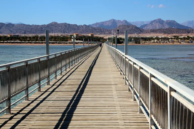 Plaże hotelowe i górskie wybrzeże Sharm el Sheikh widziane z pomostu
