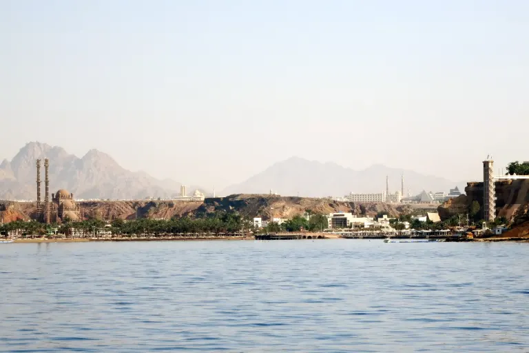 Zatoka El Maya w Sharm el Sheikh z plażą, klifami i górami w tle