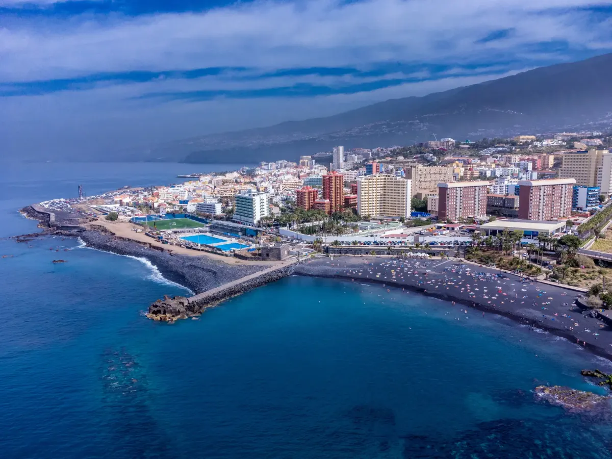 Archiwalny widok Playa Jardín i Puerto de la Cruz na Teneryfie