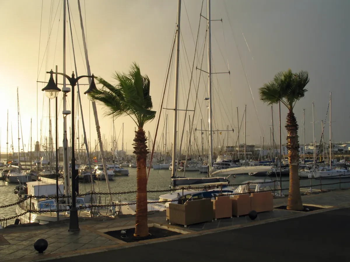 Chmury deszczowe nad mariną Rubicón w Playa Blanca na Lanzarote