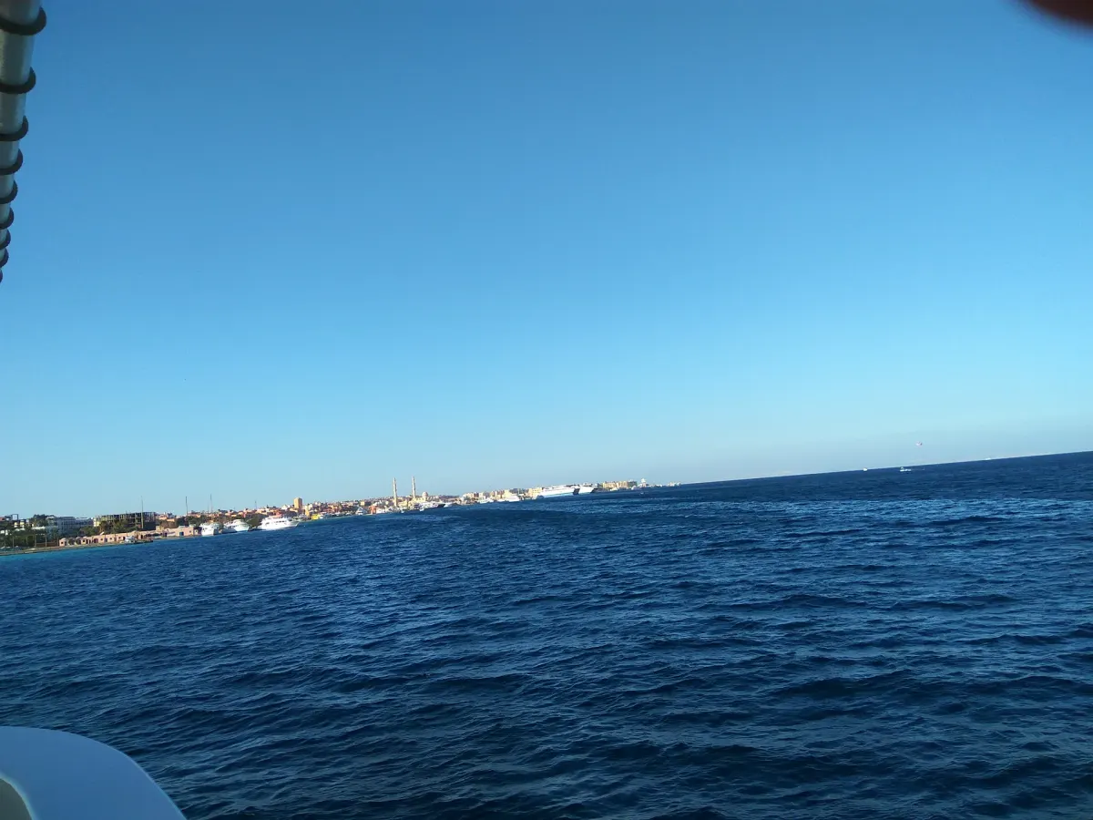 Hurghada widziana od strony morza — zdjęcie ilustracyjne, nie basen hotelu Zahabia