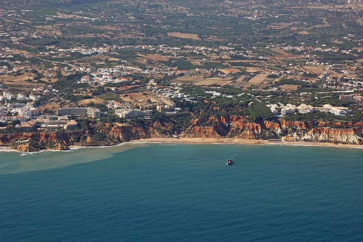 Archiwalny widok wybrzeża Falésia w Olhos de Água w Algarve od strony morza
