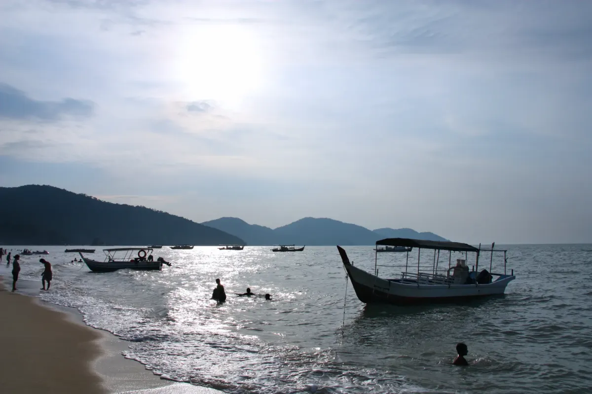 Plaża Batu Ferringhi na wyspie Penang w Malezji, zdjęcie archiwalne