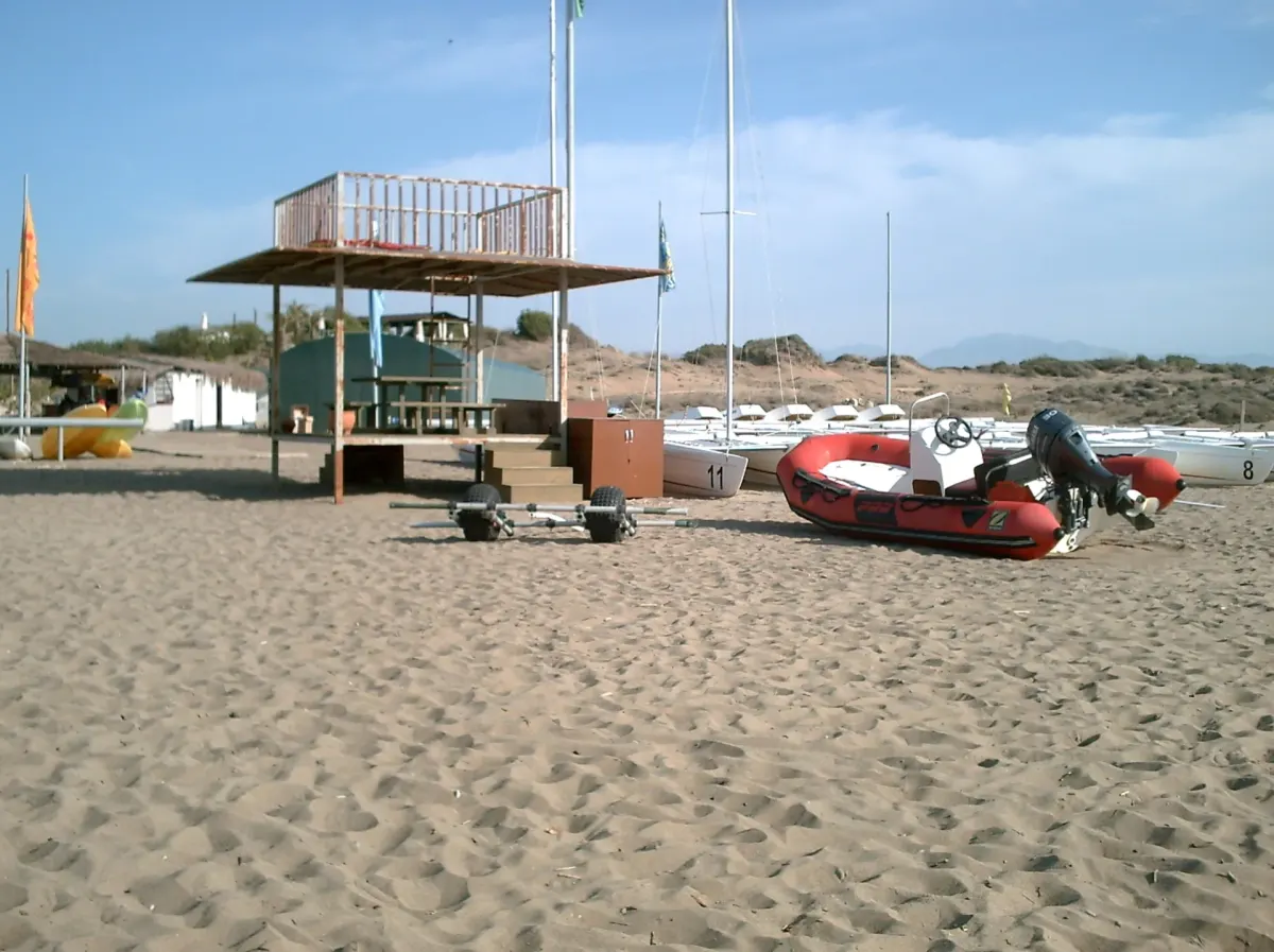 Archiwalny widok plaży w rejonie Belek, z łodziami na piasku