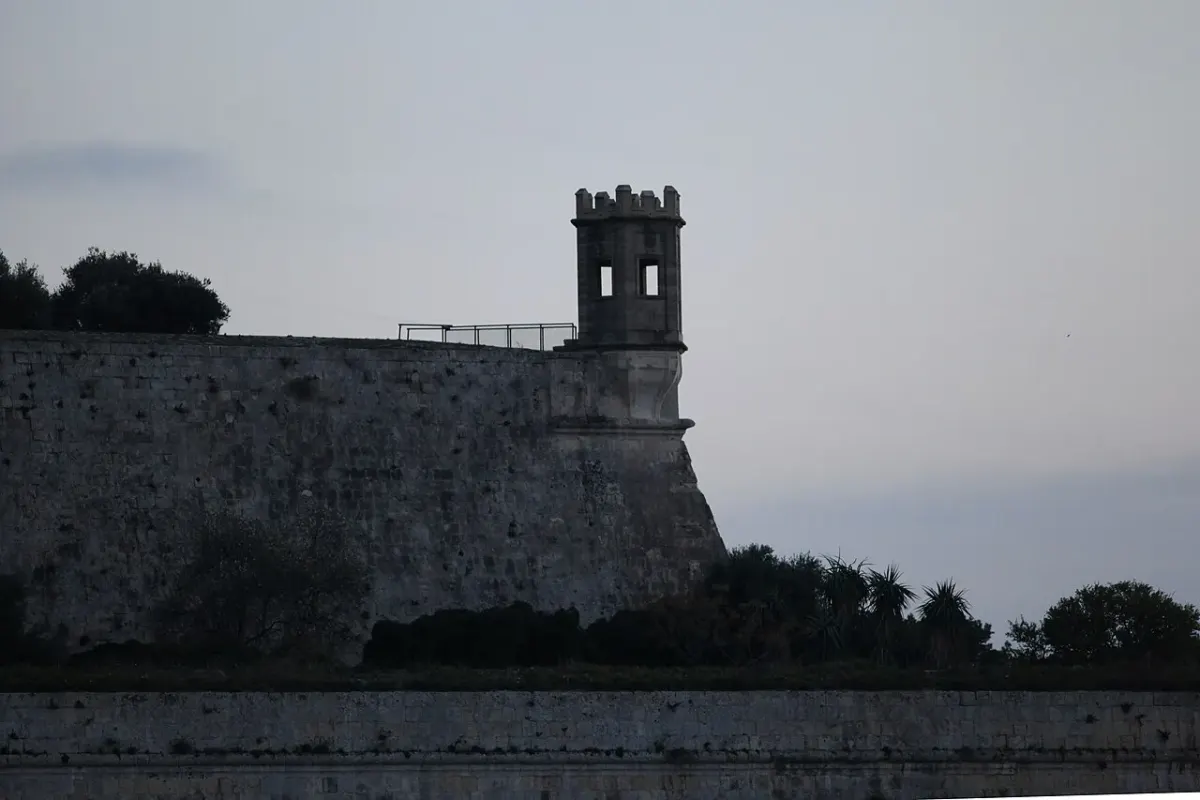 Kamienne mury i wieżyczka bastionu San Salvatore we Florianie