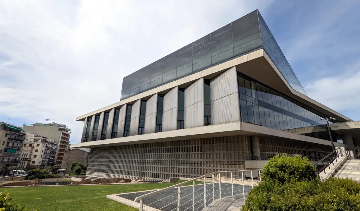Nowoczesny gmach Muzeum Akropolu w Atenach