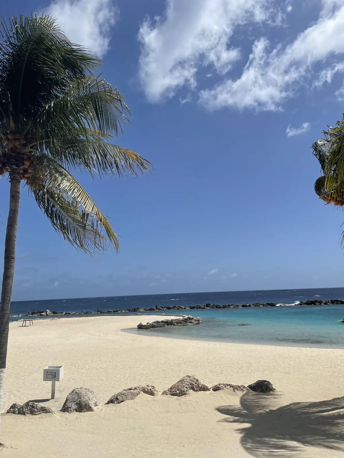 Piaszczysta plaża i turkusowe morze na Curaçao