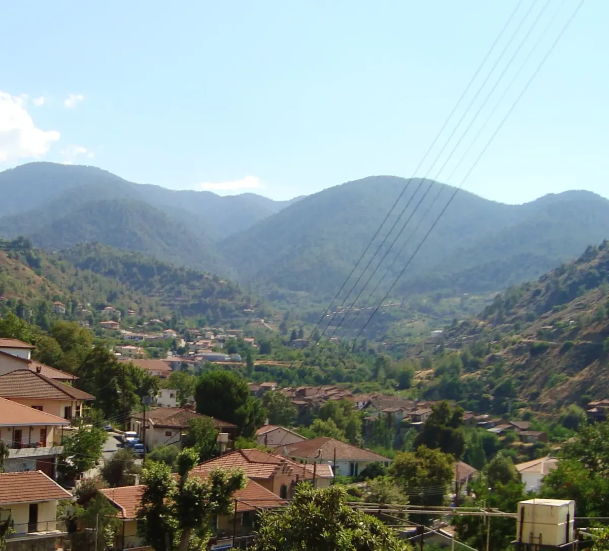 Panorama Kakopetrii i gór Troodos na Cyprze