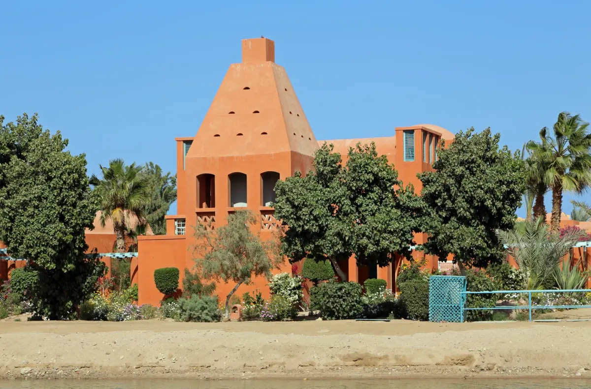 Budynki Sheraton Miramar Resort pośród lagun w El Gounie