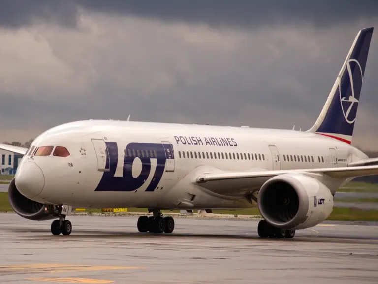 Boeing 787 PLL LOT na lotnisku Chopina w Warszawie