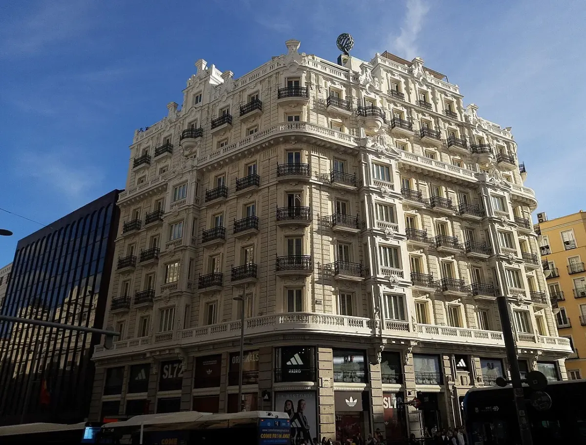 Zabudowa hotelowa przy Gran Vía w Madrycie