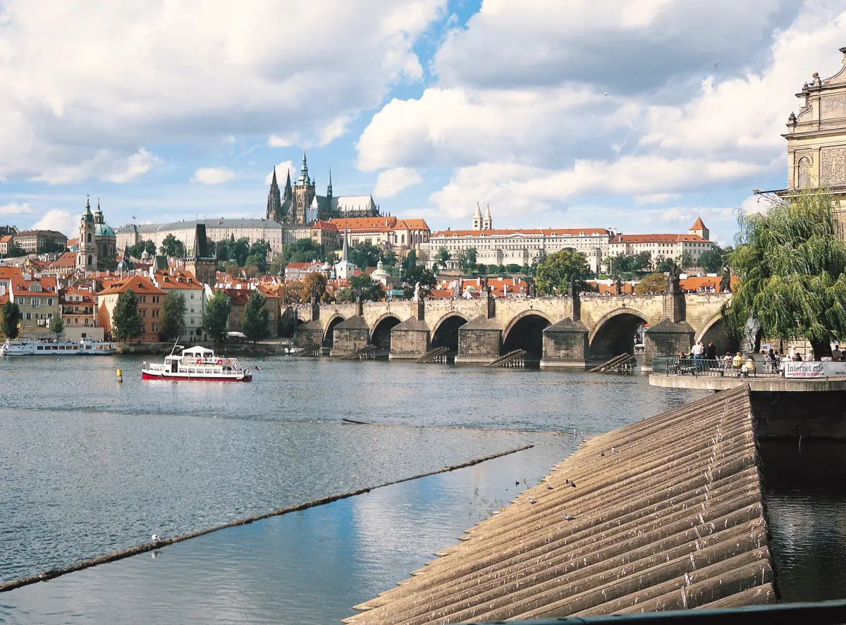 Panorama Pragi z Mostem Karola i Zamkiem Praskim
