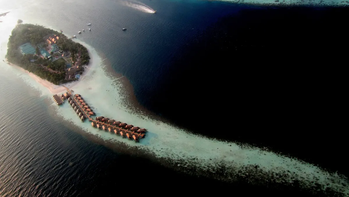 Wyspa Vilamendhoo i otaczająca ją rafa widziane z lotu ptaka