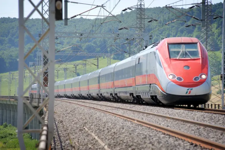 Pociąg Frecciarossa na włoskiej trasie kolejowej
