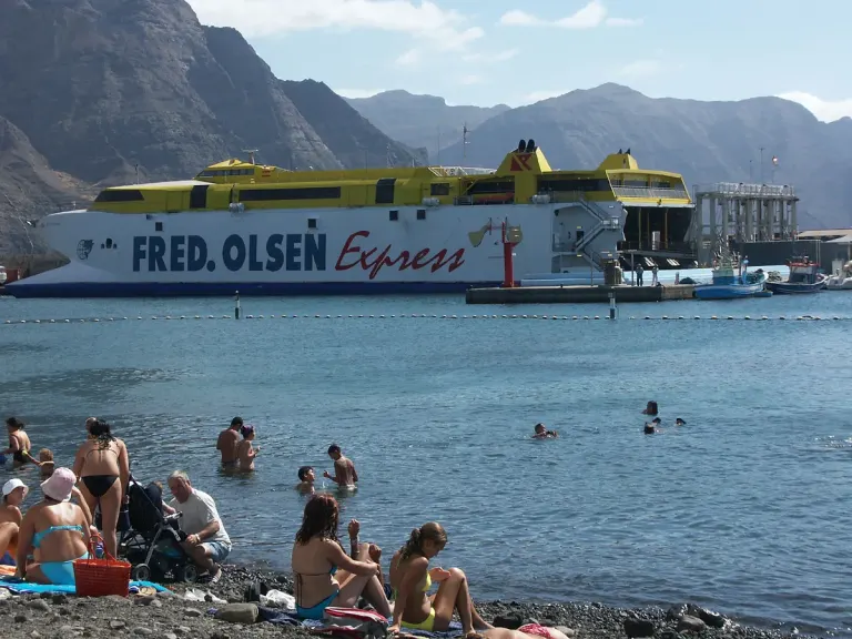 Prom przy nabrzeżu Puerto de Las Nieves na Gran Canarii