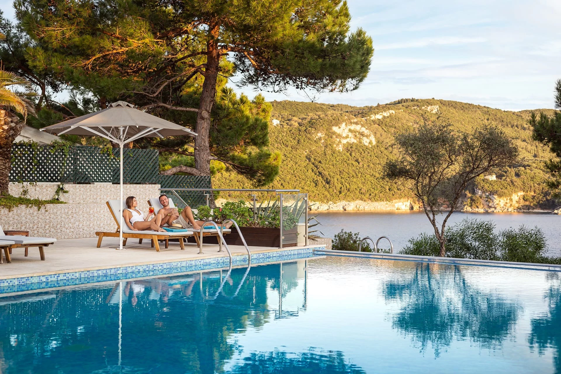 Basen z widokiem na morze w Akrotiri Beach Hotel na Korfu