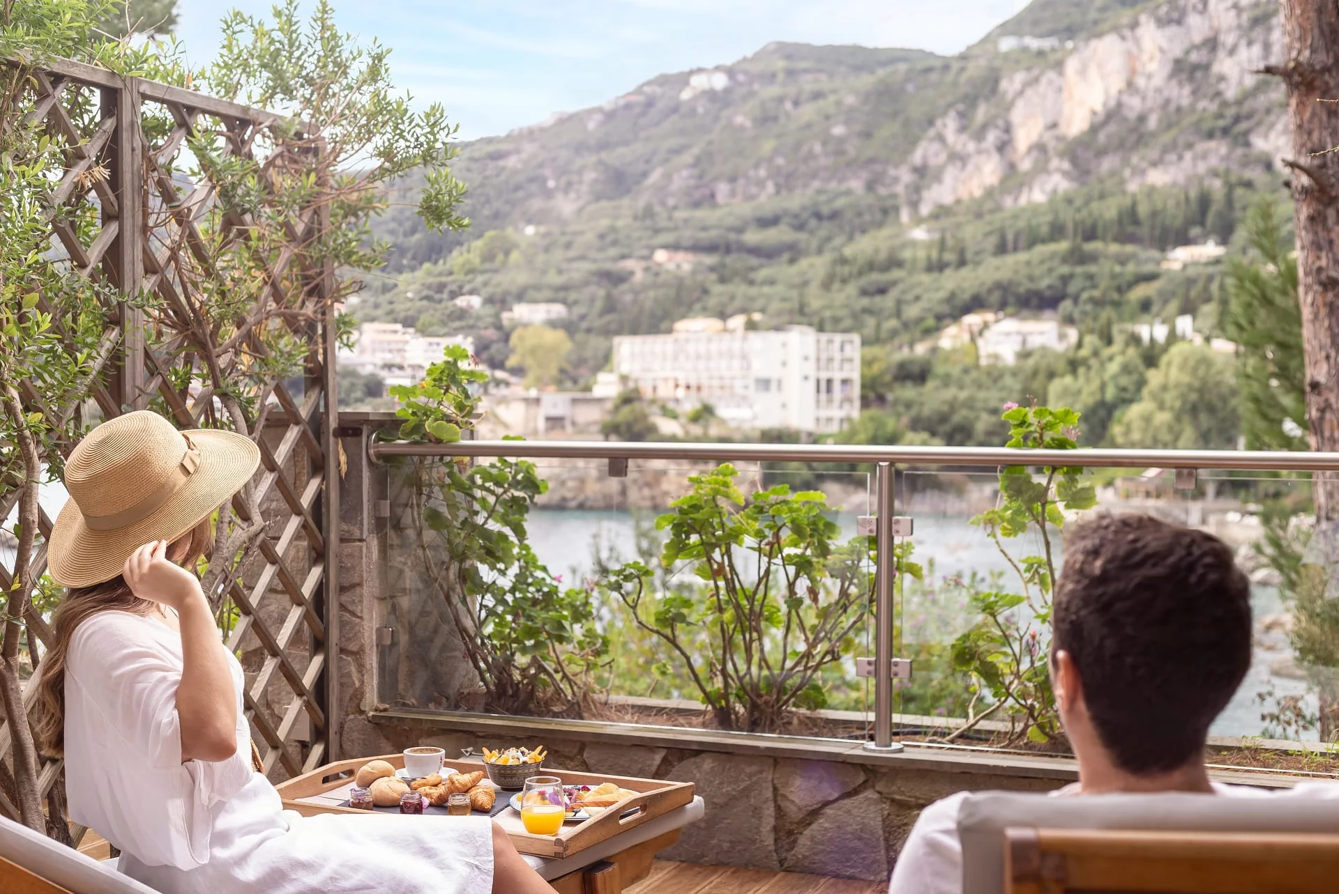 Taras z widokiem na skalne wybrzeże w Akrotiri Beach Hotel