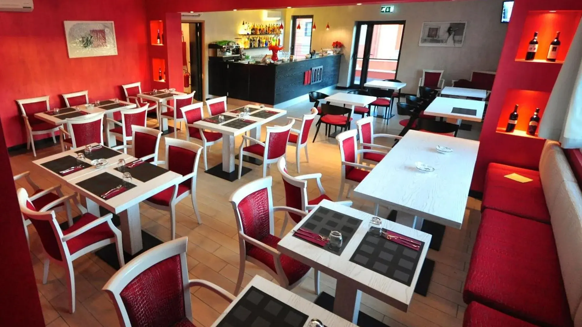 Restauracja i jedzenie w hotelu 325 Tor Vergata